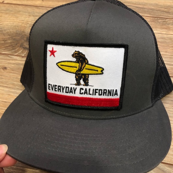 Pair of 2 hats - Picture 2 of 8